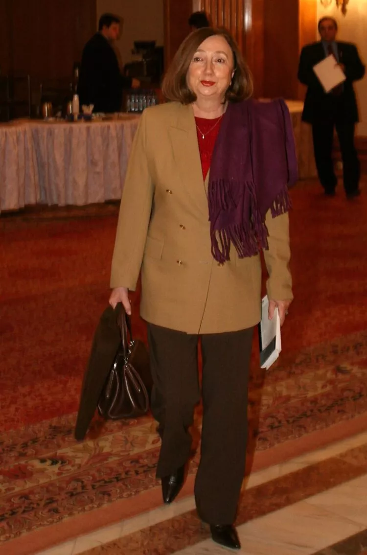 Biroul Executiv Central al PSD s-a reunit, miercuri, in sedinta, principalul subiect al discutiilor fiind reprezentat de modificarea Statutului partidului, respectiv a structurii de conducere si a criteriilor pe care trebuie sa le indeplineasca cei care vor sa candideze pentru functii in partid. In imagine, Rodica Stanoiu