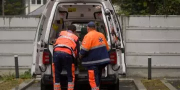 Doi ambulantieri coboara o targa cu o pacienta ce este adusa la noua Unitate de Primiri Urgente (UPU) a Spitalului Clinic de Urgenta "Bagdasar-Arseni" din Bucuresti, marti, 12 octombrie 2021. In ultimele 24 de ore, in Romania, au fost inregistrate 16.743 de cazuri noi de persoane infectate cu SARS – CoV – 2 (COVID – 19) si  442 de decese. In unitatile sanitare de profil, sunt internate cu COVID-19, 17.141 de persoane, dintre acestea, 1.667 sunt internate la ATI. ANDREEA ALEXANDRU / MEDIAFAX FOTO