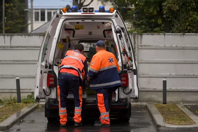 Doi ambulantieri coboara o targa cu o pacienta ce este adusa la noua Unitate de Primiri Urgente (UPU) a Spitalului Clinic de Urgenta "Bagdasar-Arseni" din Bucuresti, marti, 12 octombrie 2021. In ultimele 24 de ore, in Romania, au fost inregistrate 16.743 de cazuri noi de persoane infectate cu SARS – CoV – 2 (COVID – 19) si  442 de decese. In unitatile sanitare de profil, sunt internate cu COVID-19, 17.141 de persoane, dintre acestea, 1.667 sunt internate la ATI. ANDREEA ALEXANDRU / MEDIAFAX FOTO